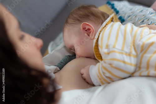 Mère qui allaite son enfant photo