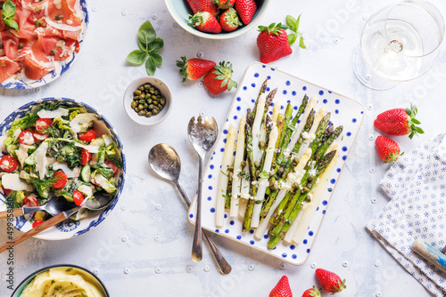 Grüner und weißer Spargel auf dem Teller. Leckere und gesunde regionale gemüse