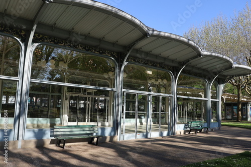 Le hall des sources, dans lequel on trouve abrite les buvettes des cinq sources utilisées pour la cure de boisson, ville de Vichy, département de l'Allier, France photo