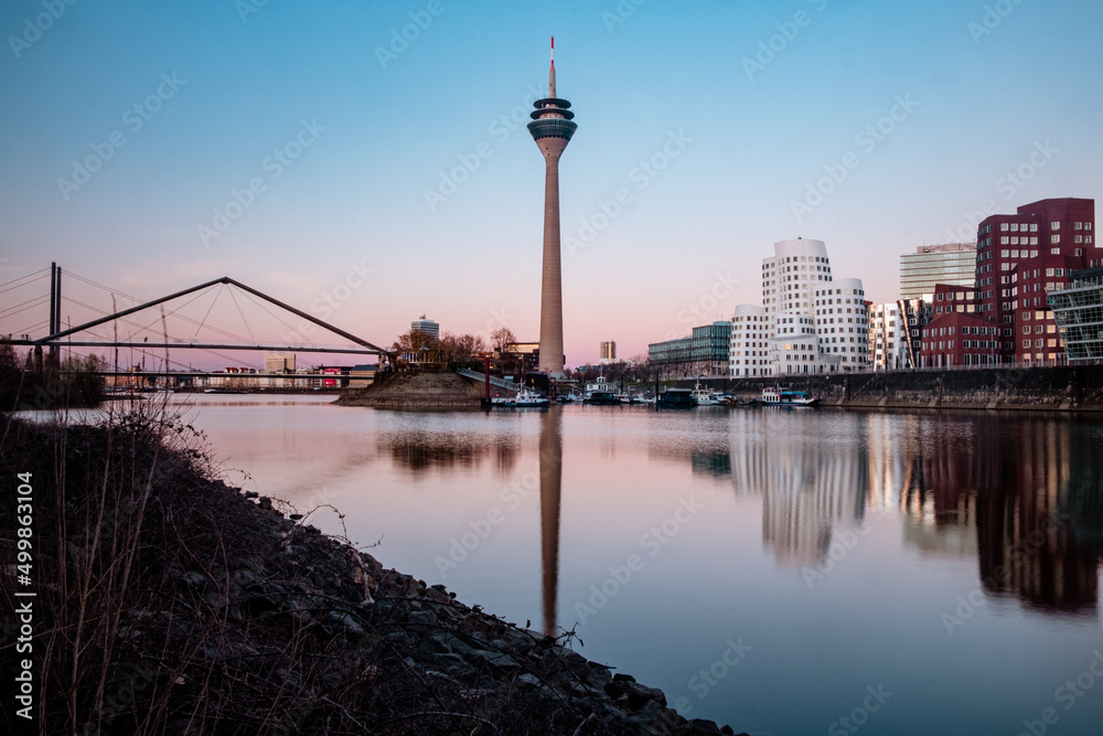 Düsseldorfer Medienhafen Skyline bei Sonnenuntergang