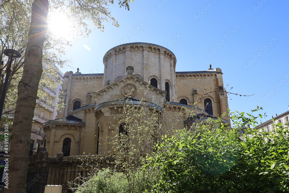 L'église Saint Louis, construite au 19eme siecle et de style néo roman, vue de l'extérieur, ville de Vichy, département de l'Allier, France