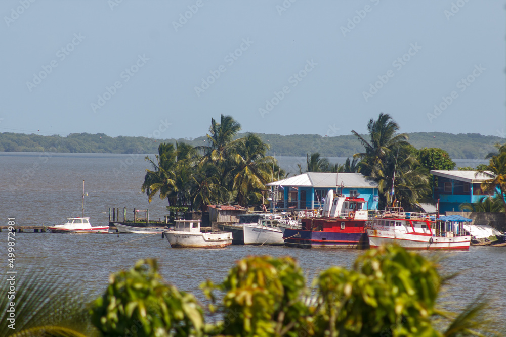 Fototapeta premium Barco en la costa de Bluefields, Nicaragua en un dia soleado de verano 