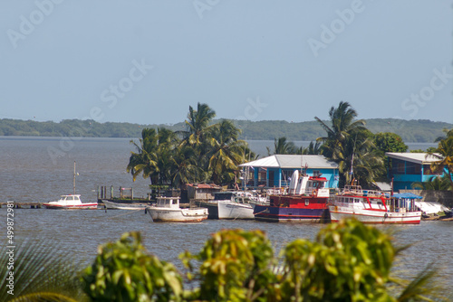 Barco en la costa de Bluefields, Nicaragua en un dia soleado de verano 
