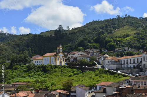 Cidade de Ouro Preto com igreja na parte mais alta
