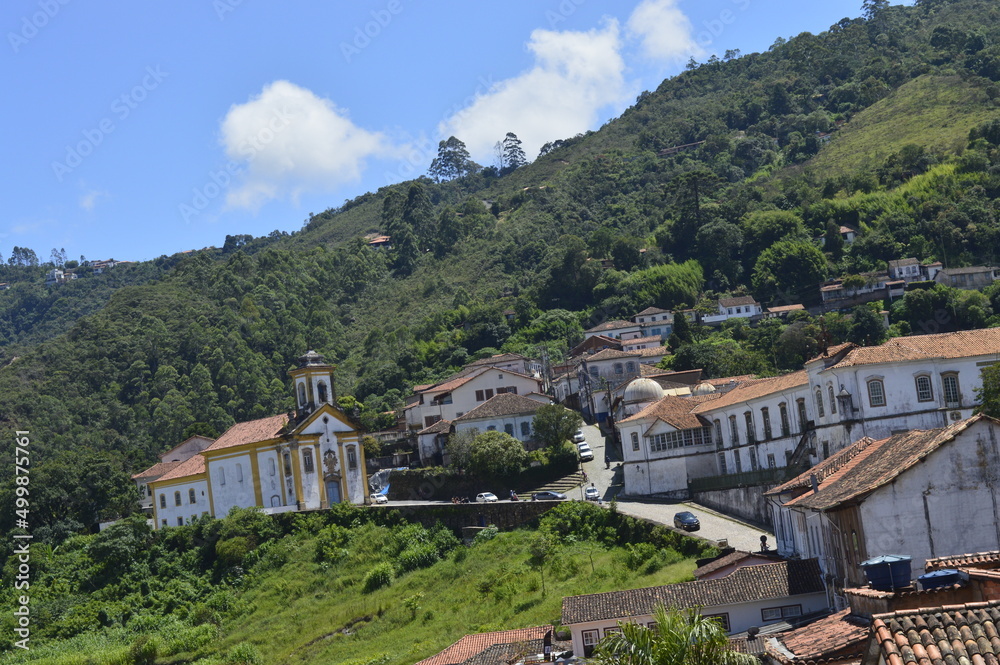 Cidade de Ouro Preto com igreja e as montanhas