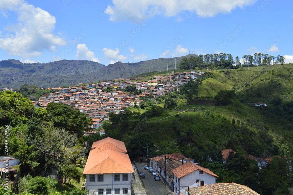 Fototapeta premium Cidade no meio do verde das montanahs