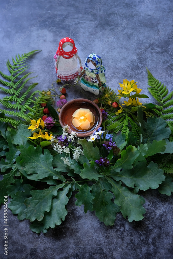 Foto de wiccan altar with witchcraft folk dolls, candle, flowers, oak ...
