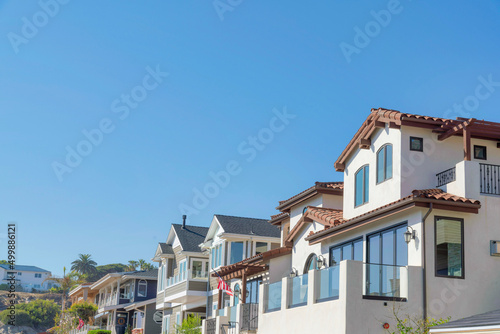 Houses with different structures in San Clemente, California © Jason