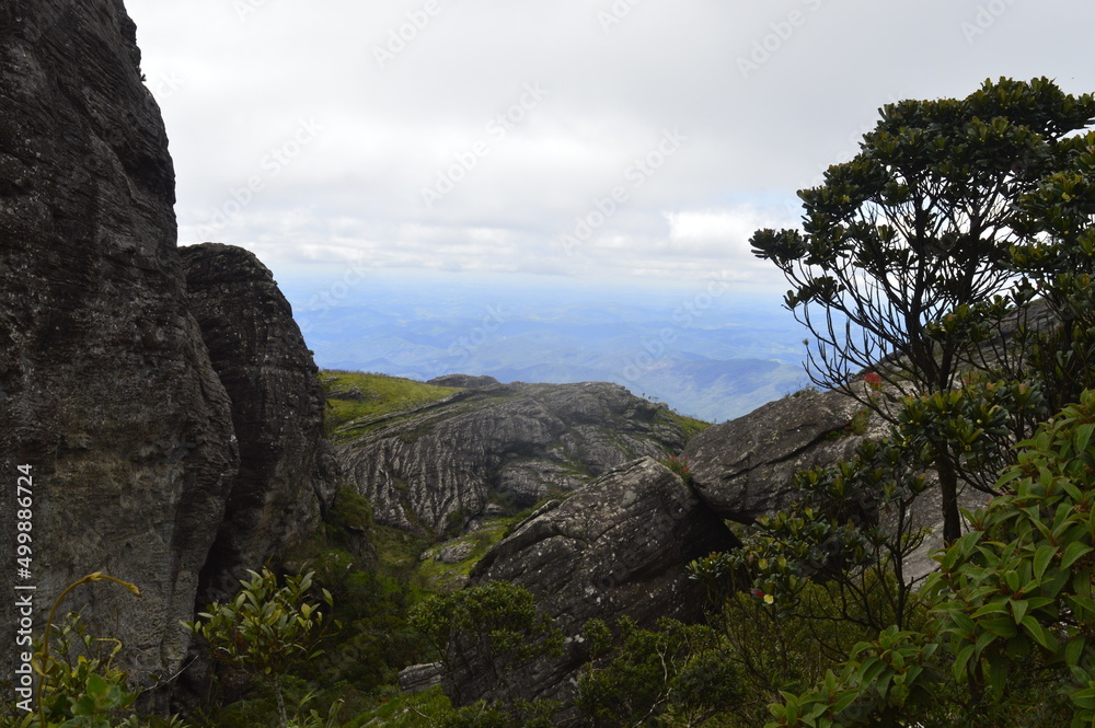 Fototapeta premium Vista de rochas, árvore a esquerda e horizonte