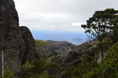 Vista de rochas, árvore a esquerda e horizonte photo