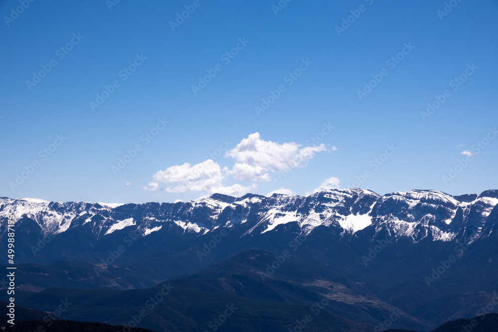 Montañas soleadas de España