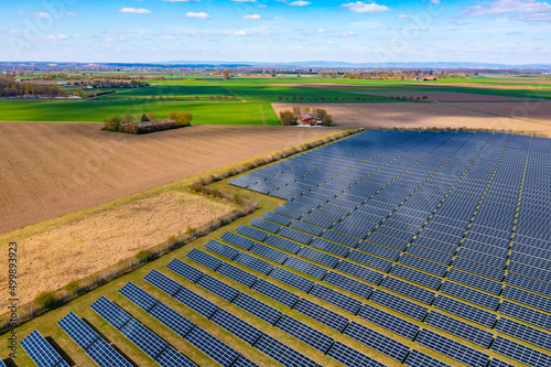 Landwirtschaft neben Solarpanels eines Solarparks im ländlichen Deutschland