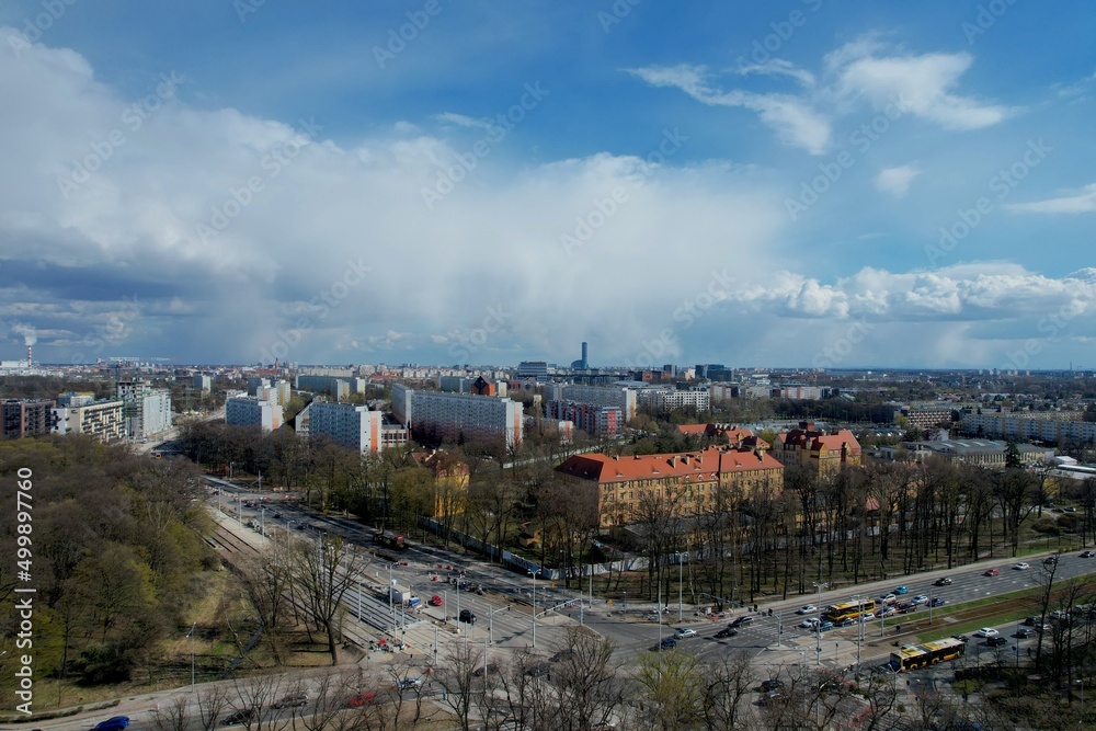 miasto Wrocław z drona w pogodny dzień z widokiem na osiedla w tle z Skytowerem