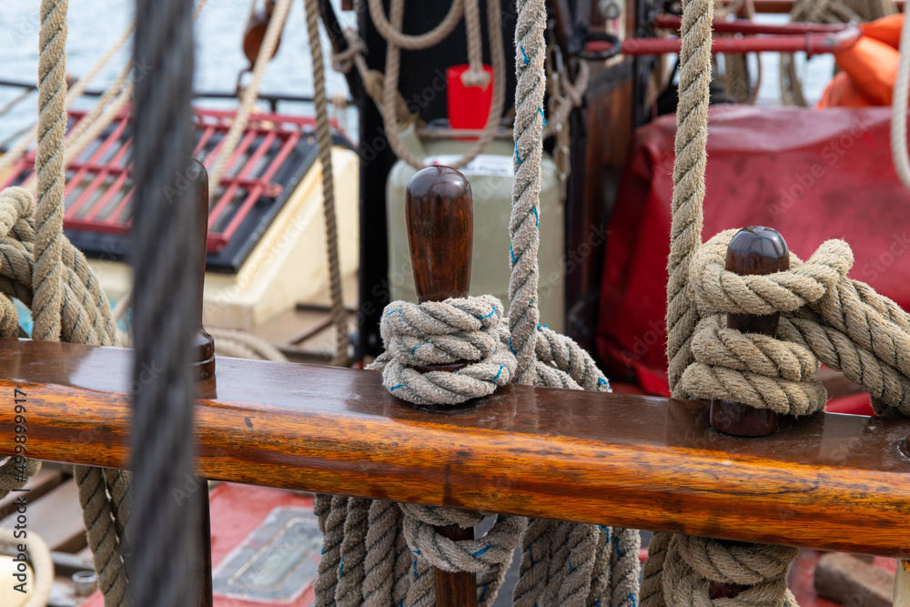 Detailaufnahmen von Seilen und Knoten auf einem alten Segelschiff