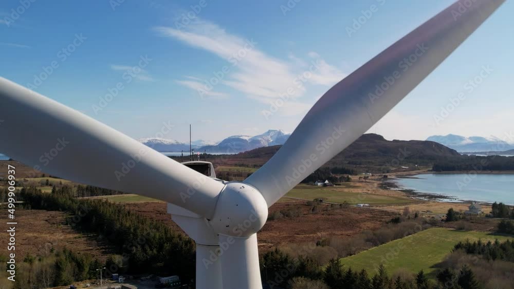Windrad auf der Insel Harøy in Norwegen