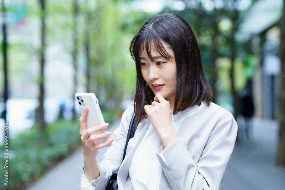 困った表情で電話するビジネスウーマン 