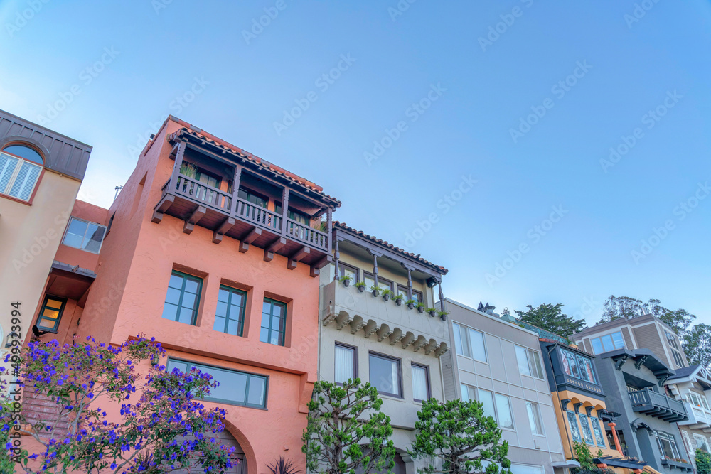 Naklejka premium Low angle view of townhouses with balconies against the clear sky in San Francisco, California