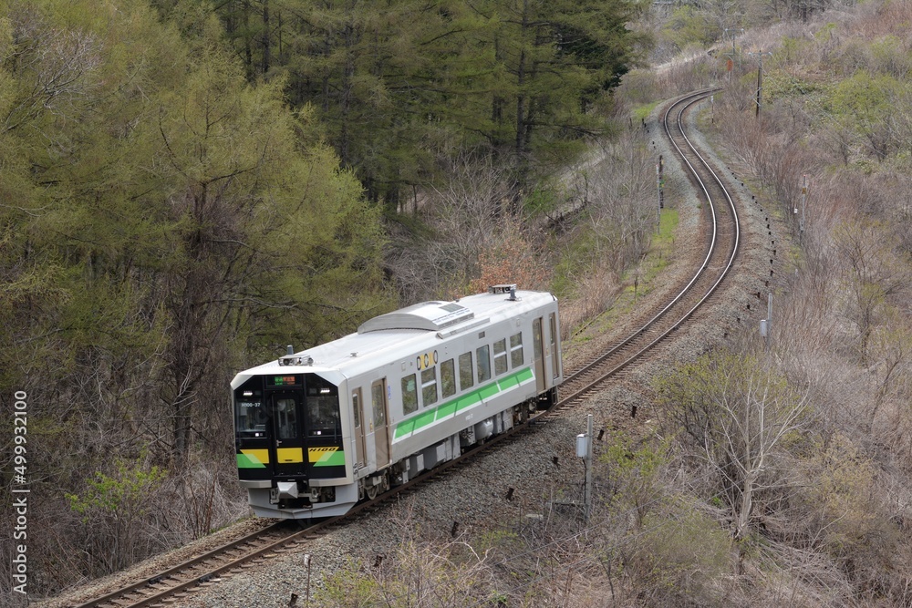 Local hybrid train H100 DECMO running on the Muroran Line in early spring Local hybrid train H100 DECMO running on the Muroran Line in early spring