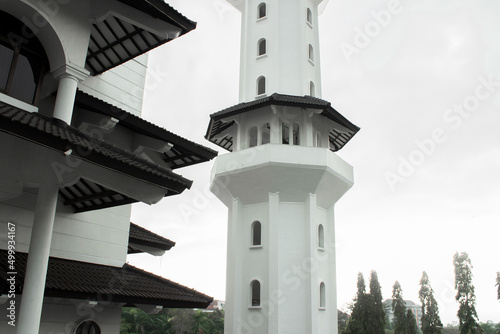 The mosque building and the mosque minaret are white