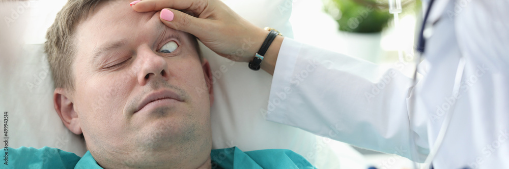 Obraz premium Doctor opens his eyes to patient unconscious clinic