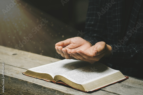 Canvas-taulu Man hands praying to god with the bible