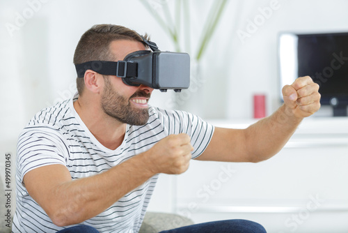 Papier peint happy attractive male while testing vr mask