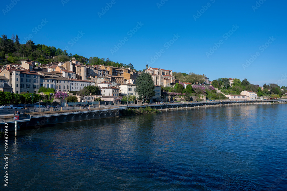 Paysage des rives du fleuve Saône autour de la ville de Trévoux dans le département du Rhône