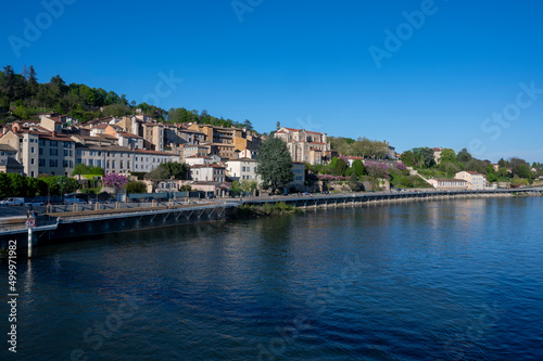 Paysage des rives du fleuve Saône autour de la ville de Trévoux dans le département du Rhône