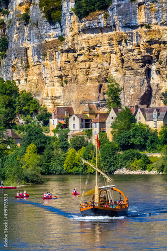Gabarre sur la Dordogne devant le village de la Roque-Gageac, France  photo