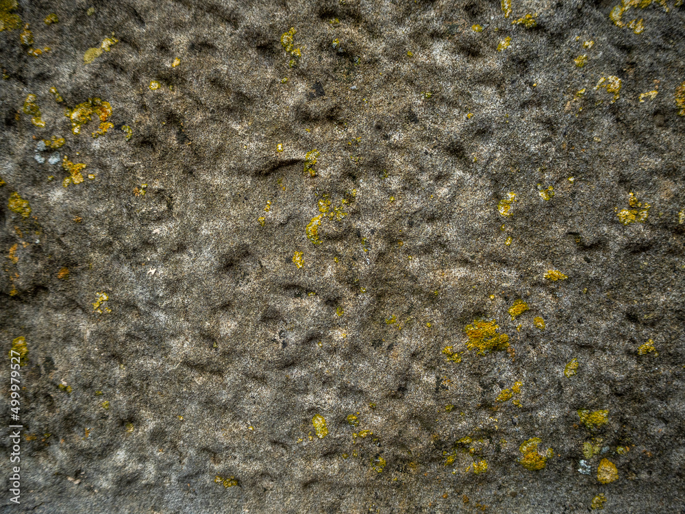 imagen textura de una piedra cortada a golpes con moho amarillo y ...