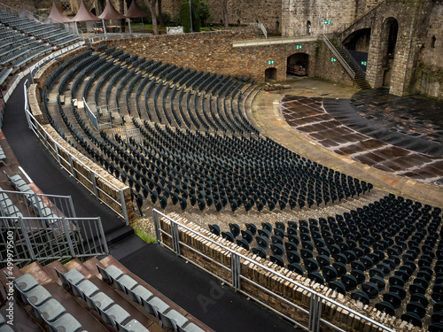 sillas de un teatro puestas en fila con la separación perfecta photo