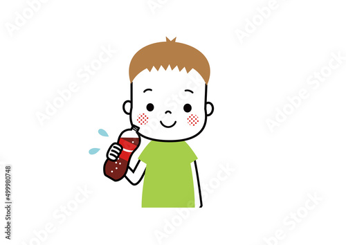 ペットボトルのコーラを飲んでいる男の子