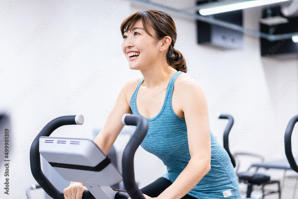 Young woman doing machine training at the gym Young woman doing machine training at the gym