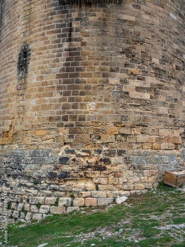 imagen de una pared de piedra de una torre