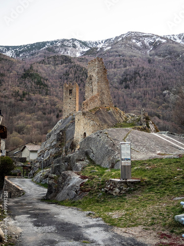 imagen del Castillo de Querol entre las calles del pueblo photo