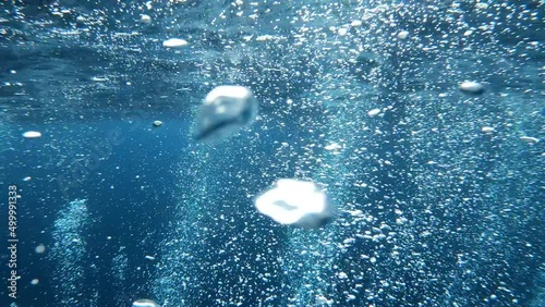 Wasserblasen steigen Unterwasser an die Wasseroberfläche	