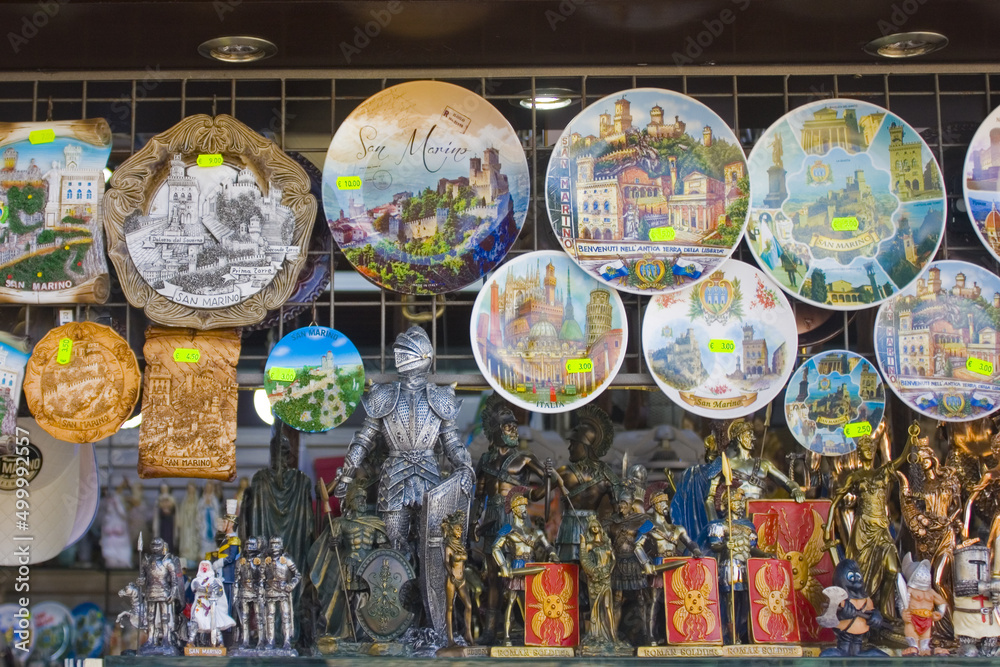 Obraz na płótnie  Showcase of souvenir store with ceramic plate in San Marino w salonie