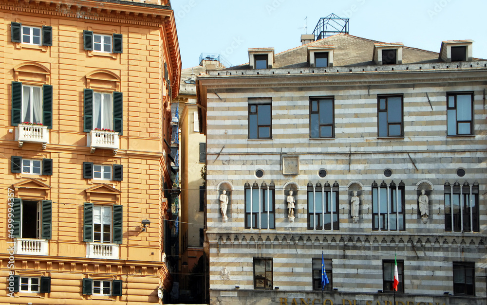 Fototapeta premium Gênes, ses façades colorées, son port , ses grues et bateaux, les sculptures et fontaines du centre historique de la ville, Italie