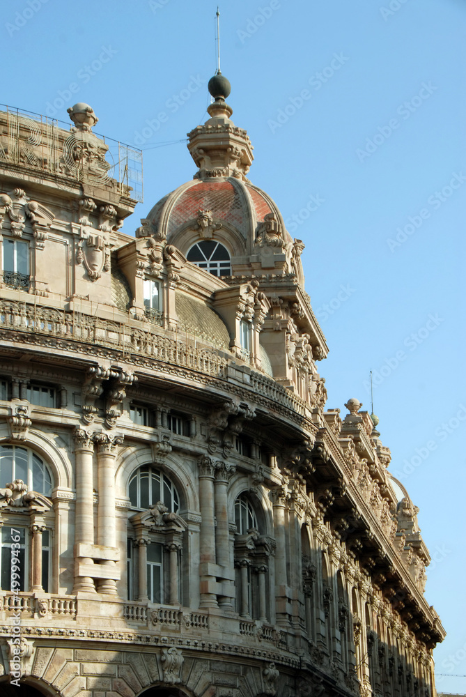Gênes, ses façades colorées, son port , ses grues et bateaux, les