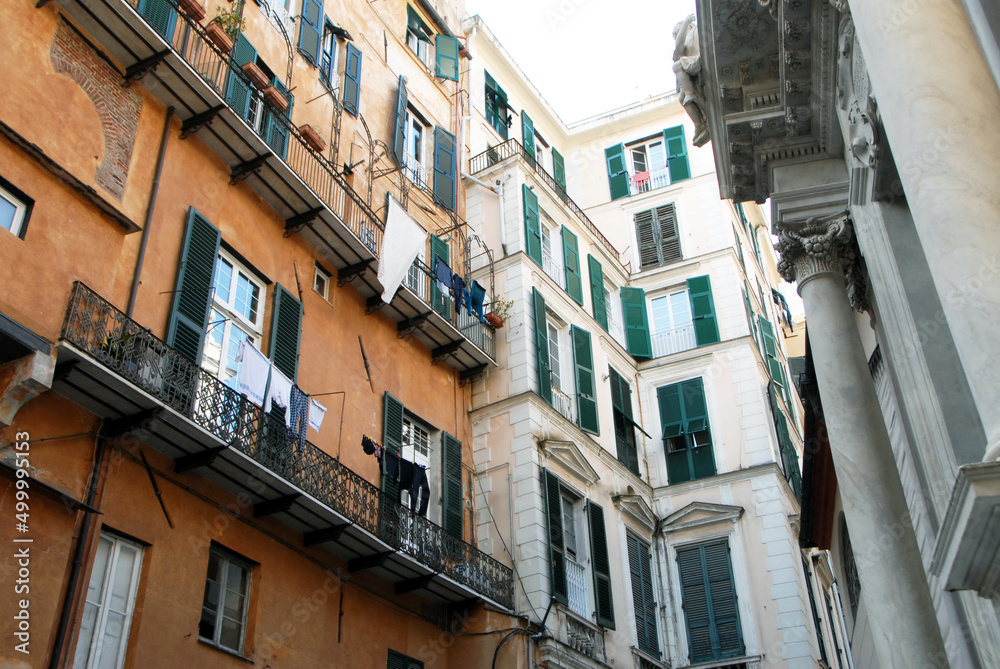 Gênes, ville d'Italie, ses façades colorées, le port et ses grues ainsi que de nombreuses sculptures