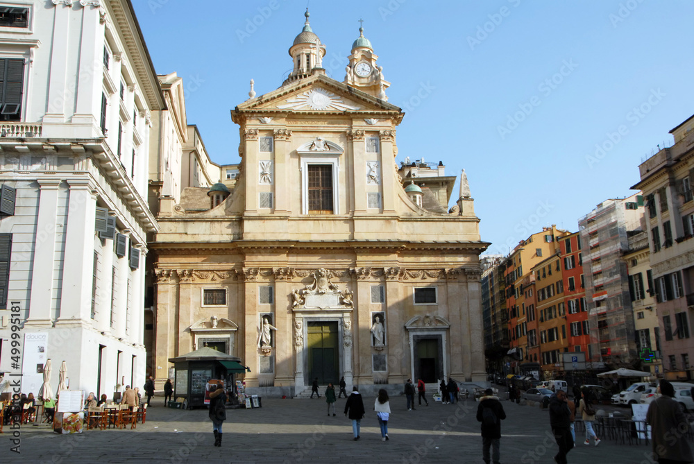 Gênes, ville d'Italie, ses façades colorées, le port et ses grues ainsi que de nombreuses sculptures