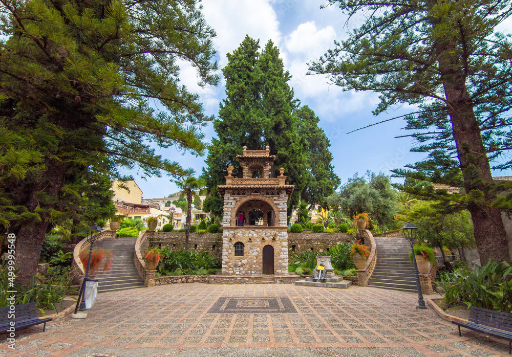 Φωτογραφία Taormina (Sicilia, Italy) - A historical center view of the touristic city in pr
