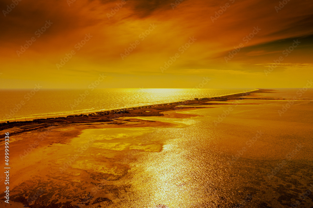 Φωτογραφία Seascape top view of the estuary and seashore at golden sunset