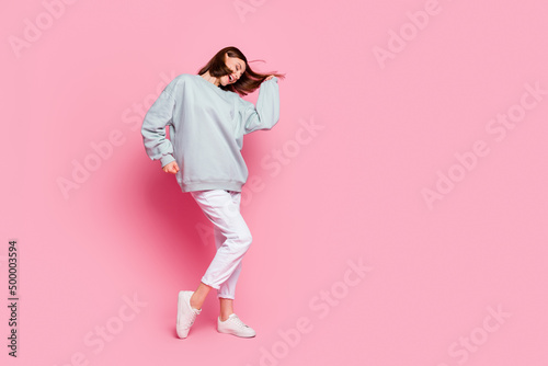 Foto Full body photo of young excited lady have fun dance clubber wear modern outfit