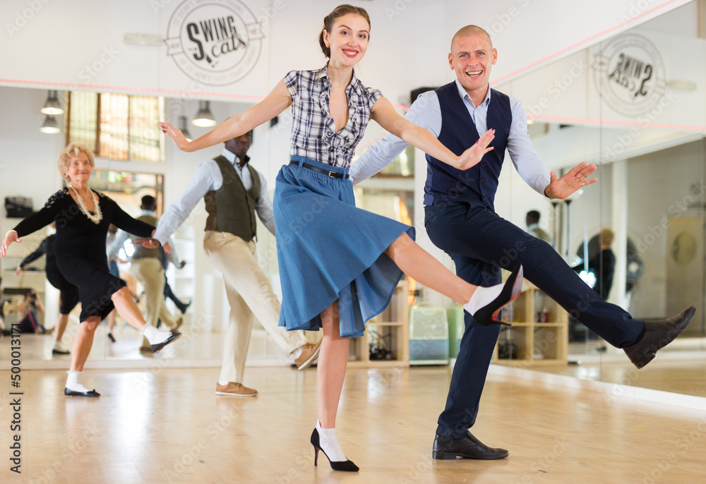Naklejka premium Woman and man dancing swing in studio