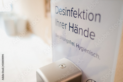 Hinweisschild eines Corona Desinfektionsspenders 