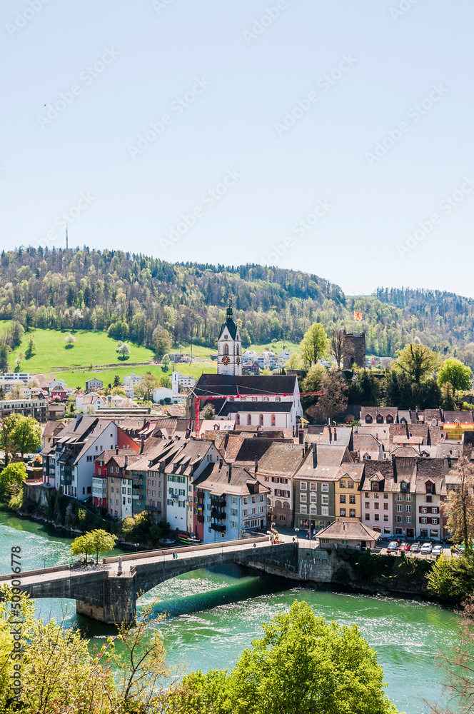 Fototapeta premium Laufenburg, Schlossberg, Kirche, St. Johann, Altstadt, Altstadthäuser, Ruine, Laufenbrücke, Rhein, Rheinufer, Uferweg, Frühling, Schweiz, Deutschland