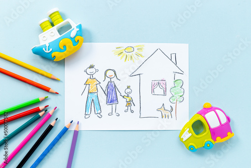 Kiddie stily picture og family at home. Mortgage concept