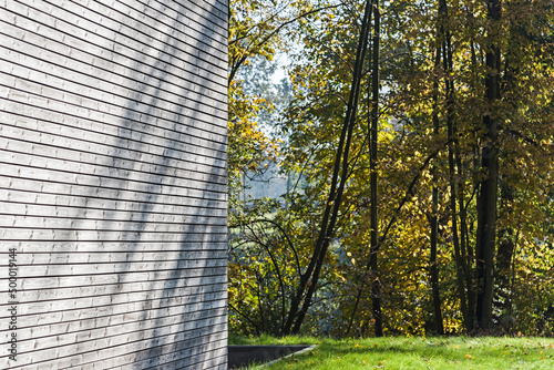 Detal architektoniczny na fragment elewacji domu jednorodzinnego wykonanego z drewna 