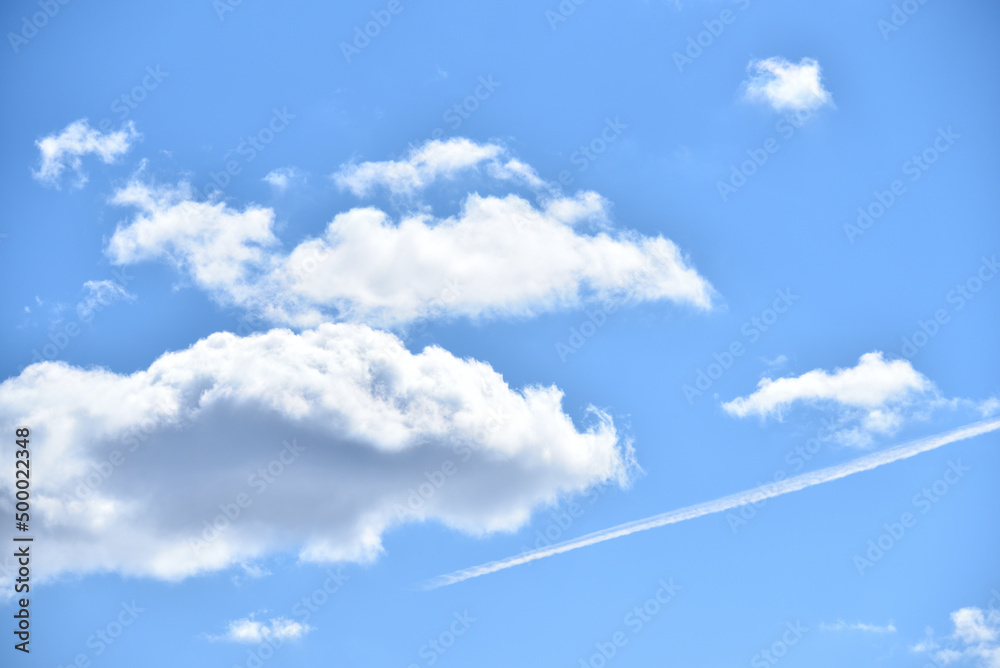 Jasna smuga na błękitnym niebie między jasnymi chmurami  - obrazy, fototapety, plakaty 